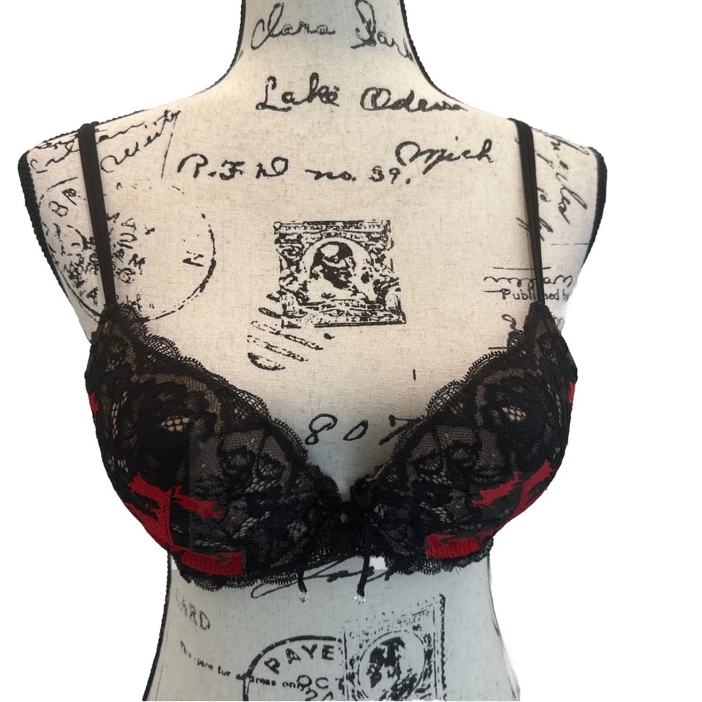 2011 Victoria’s Secret Lace Sheer Underwire Push Up Bra in Black and Red